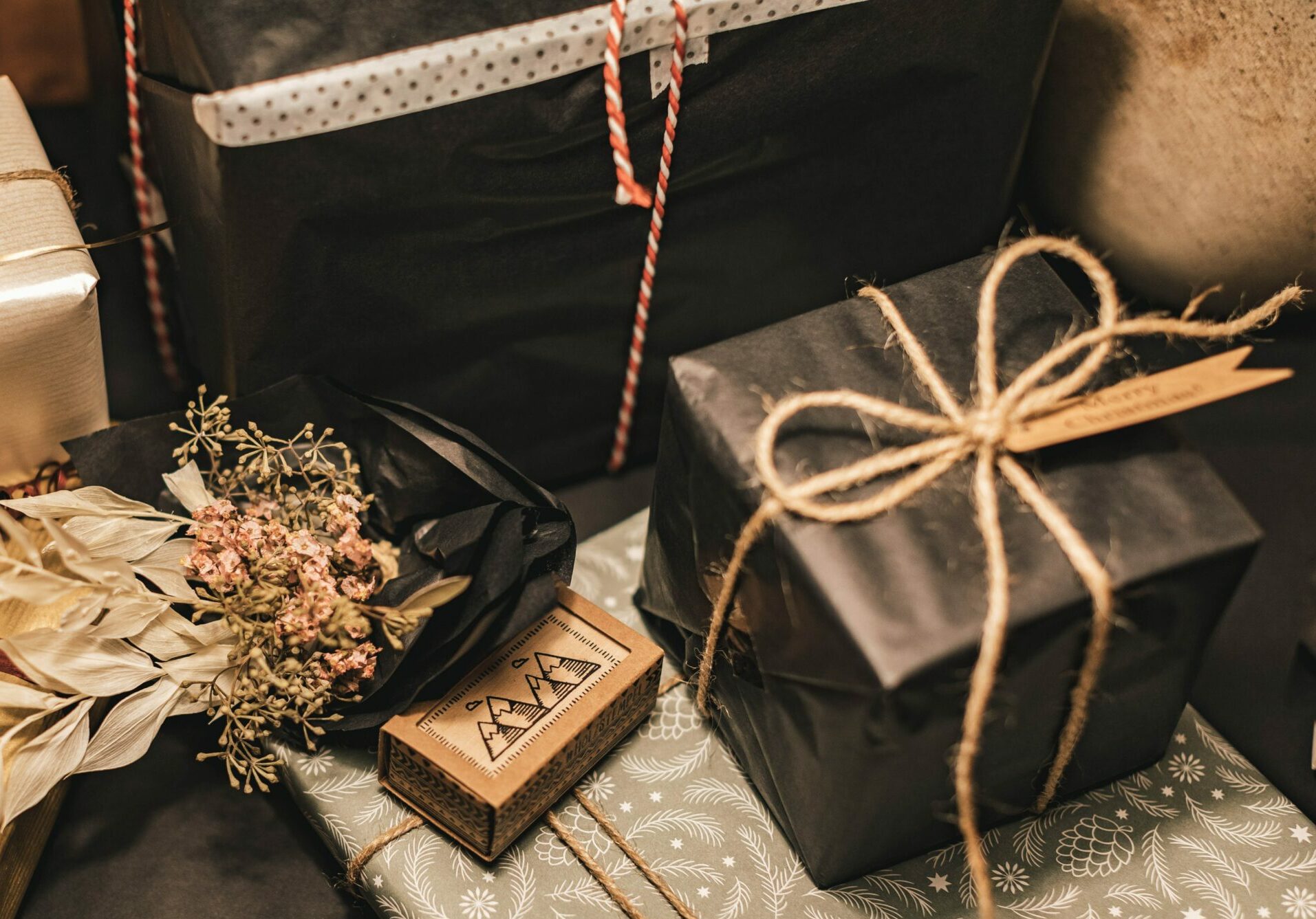 Naturials Gift Box: 5 Rustic Jute Burlap Bags, Golden Ribbons India | Ubuy